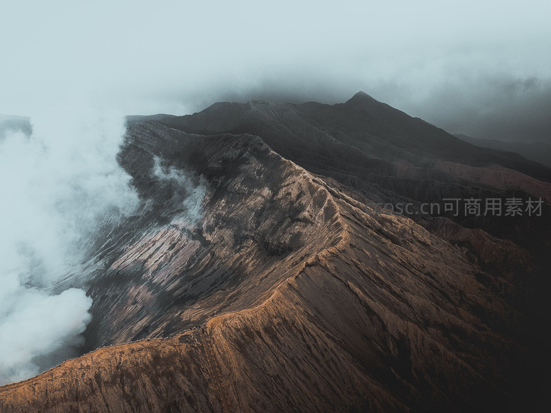 火山之巅云雾缭绕，雄浑地貌尽收眼底