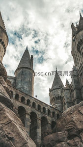 魔法城堡尖塔刺破云层，奇幻世界大门开启
