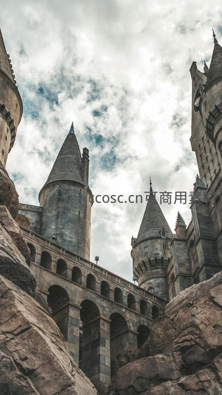魔法城堡尖塔刺破云层，奇幻世界大门开启