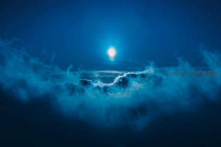 月光穿透云海，夜空静谧如水