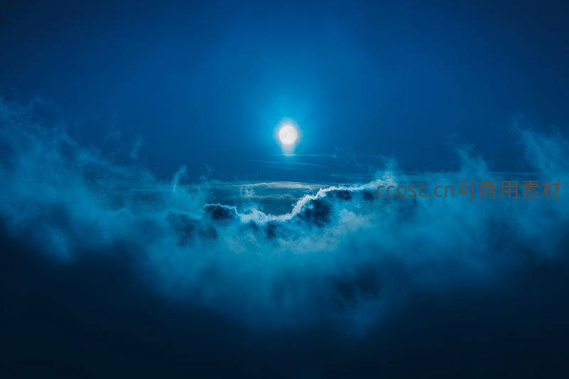 月光穿透云海，夜空静谧如水