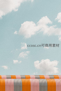 彩色波纹管与蓝天白云构成几何美学