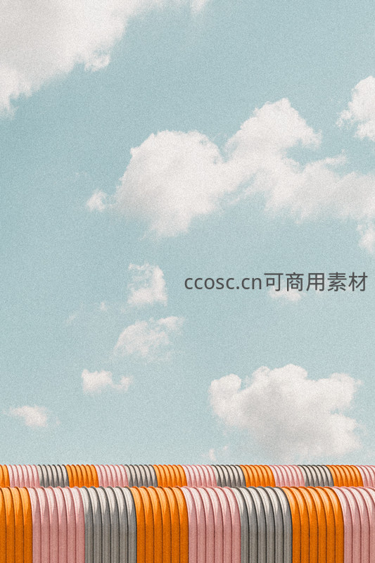 彩色波纹管与蓝天白云构成几何美学