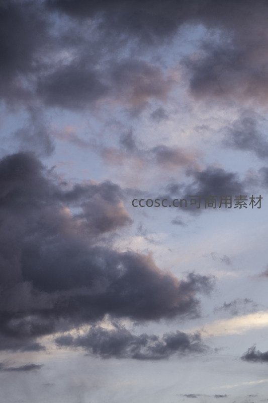 暮色苍穹，厚重云层渲染出紫灰画卷