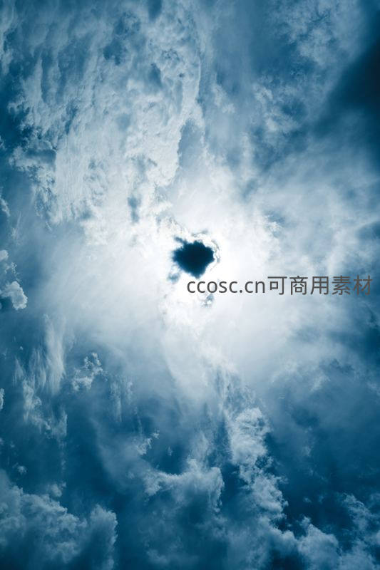 云层缝隙中的太阳光芒四射