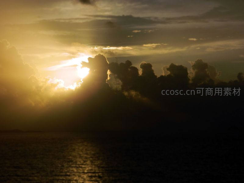 金色夕阳穿透云层洒向海面