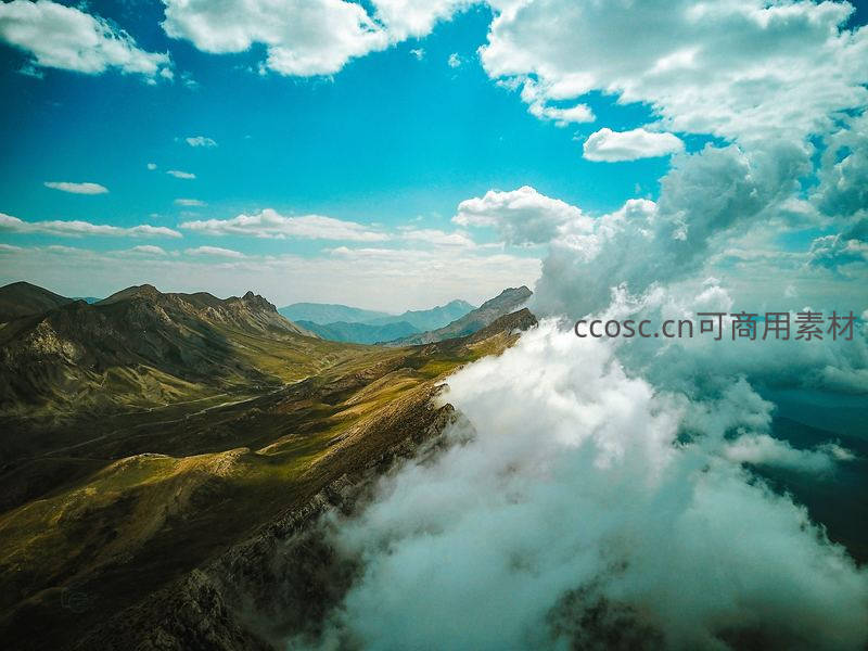 航拍视角下的高山云海奇观