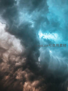 深邃云海中的幽蓝裂隙