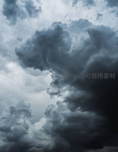 暴风雨前的压抑云团