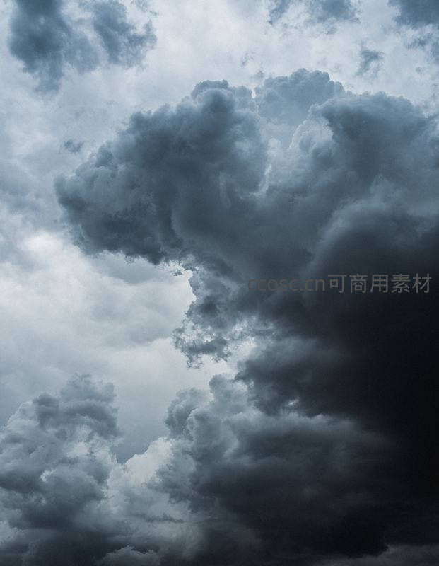 暴风雨前的压抑云团