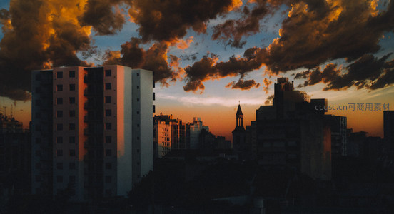 城市剪影与绚烂晚霞