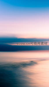 暮色海面如绸缎，长曝柔化波浪与霞光