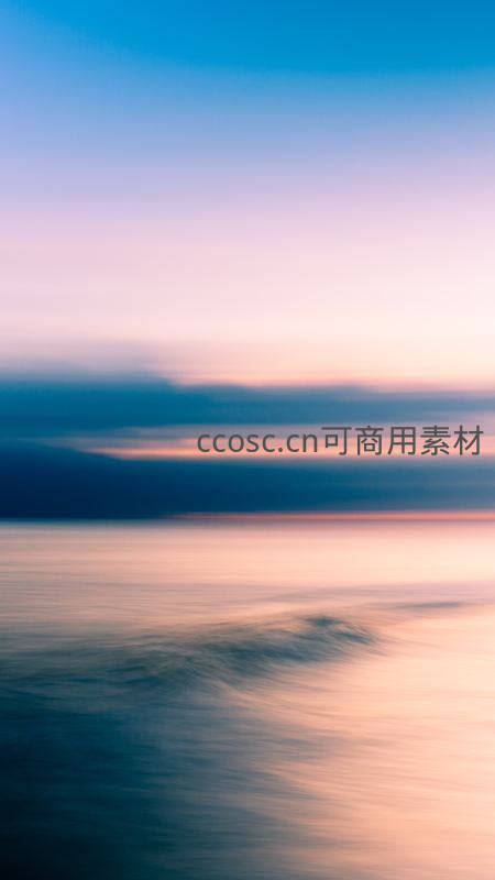 暮色海面如绸缎，长曝柔化波浪与霞光