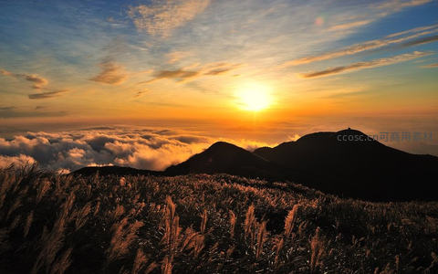 山顶之上云海日出辉煌