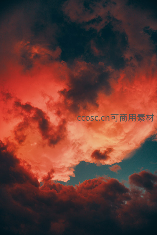 烈焰红云燃烧天际，暮色苍穹壮丽无边