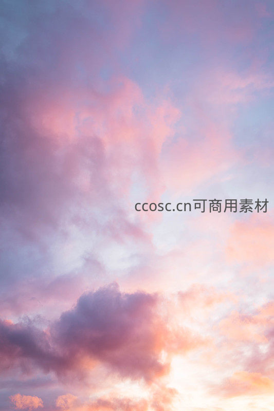 粉紫云霞温柔铺展，梦幻天空如诗如画