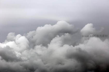 灰白云团翻涌不息，阴沉天空预示风雨