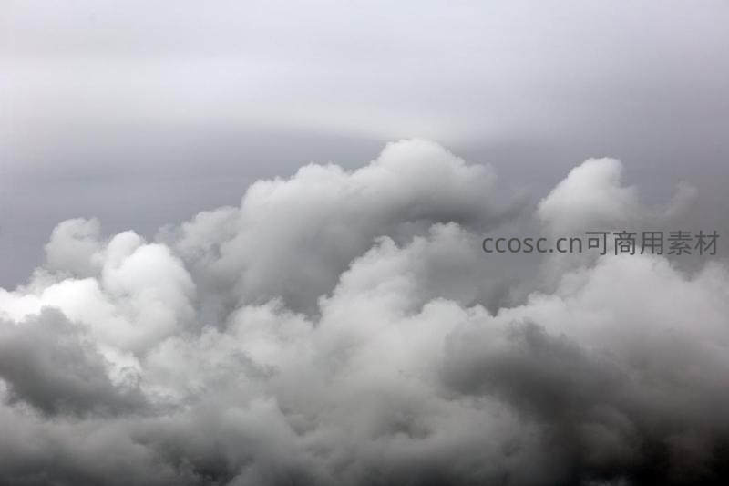 灰白云团翻涌不息，阴沉天空预示风雨