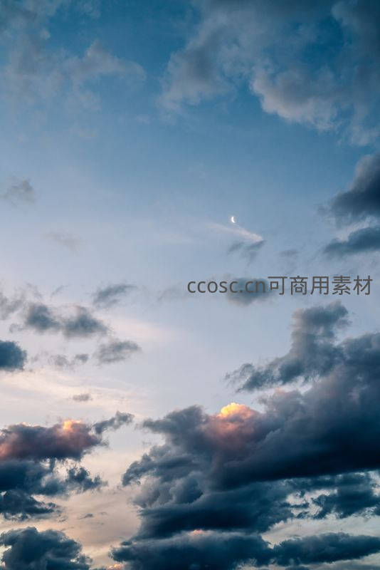 暮色苍穹，新月伴云霞共舞天际