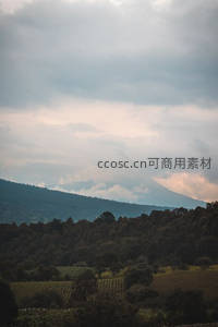 云雾缭绕山峦与田园风光