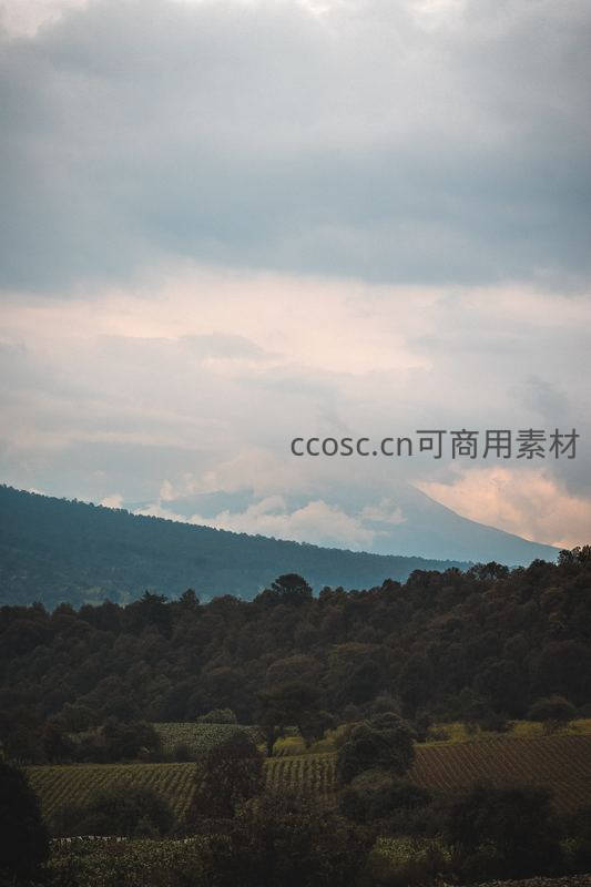 云雾缭绕山峦与田园风光