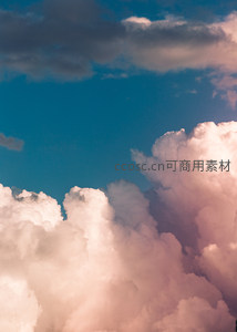 巨大积云沐浴在金色阳光中，与湛蓝天空形成强烈对比