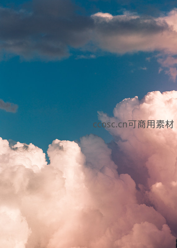 巨大积云沐浴在金色阳光中，与湛蓝天空形成强烈对比