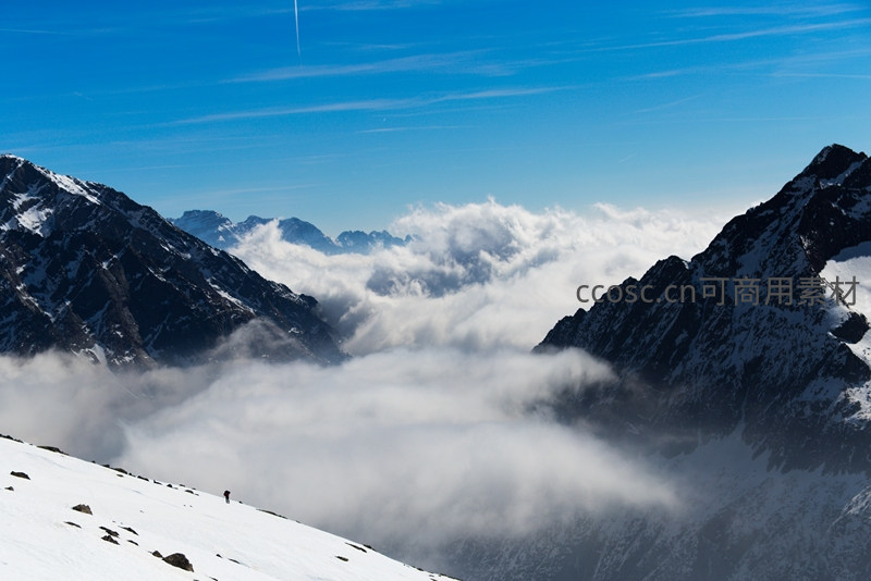 雪山之巅云海翻腾，孤影踏雪寻幽径