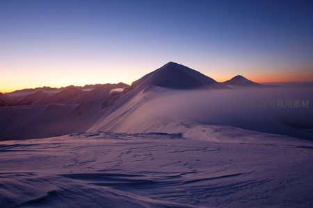 雪峰沐浴霞光，暮色温柔覆山峦