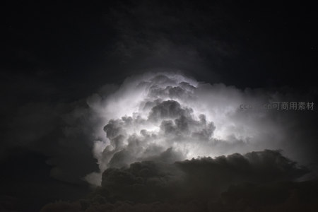 夜空雷暴云团被闪电瞬间照亮
