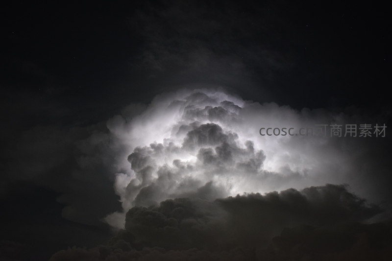 夜空雷暴云团被闪电瞬间照亮