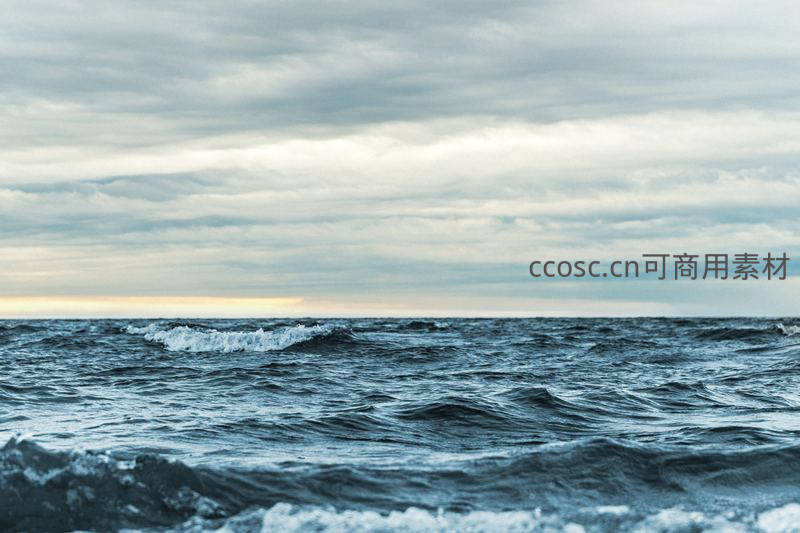 阴云密布下的波涛汹涌海面