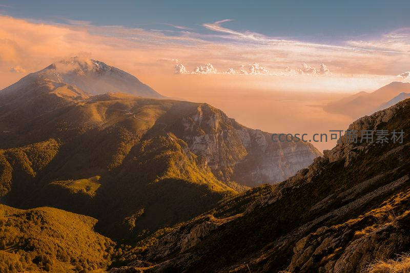 夕阳染红群山与云海的壮丽景象