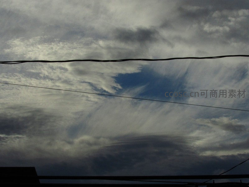 电线切割天空，云层如水墨般流动
