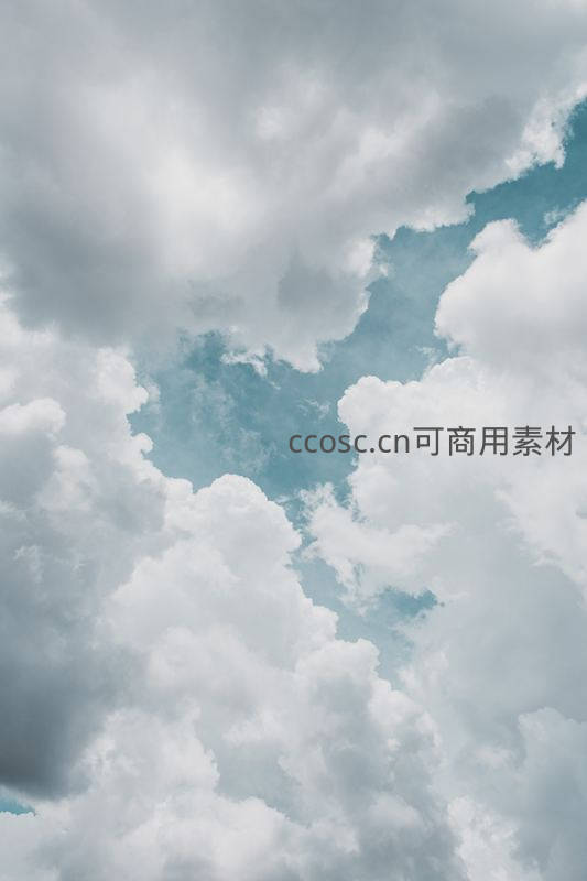 蓝天缝隙中的洁白云朵