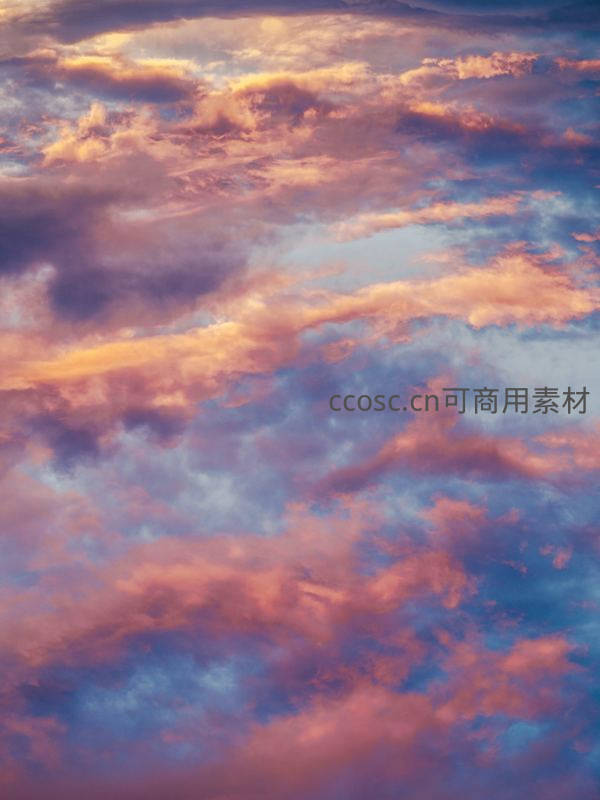 粉紫霞光染透暮色云层