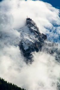 云海之巅的雪峰与古堡