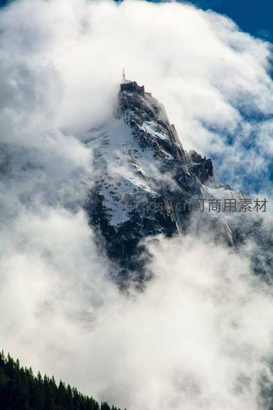 云海之巅的雪峰与古堡