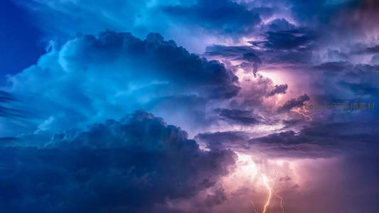 雷电交加的奇幻天空