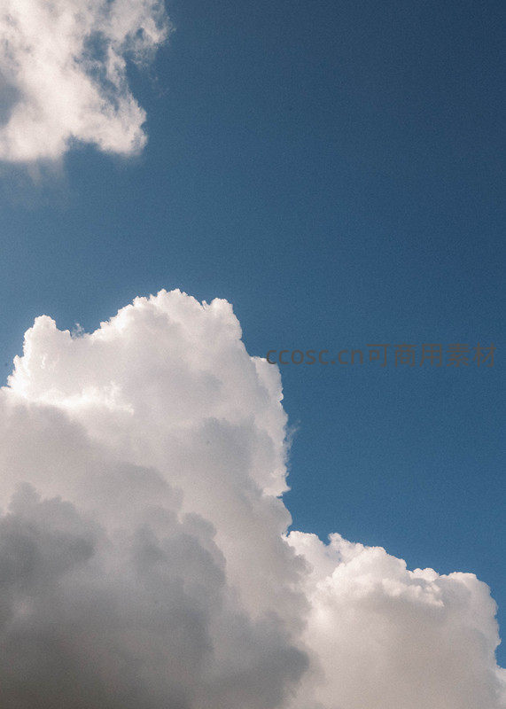 晴空万里下的蓬松白云