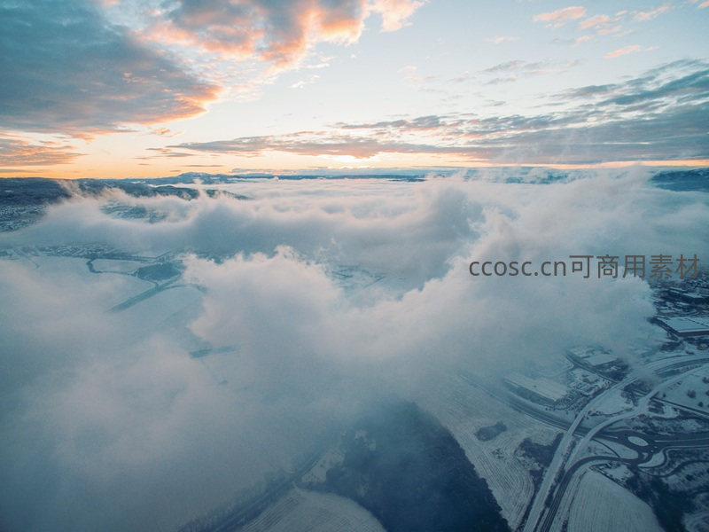 晨曦云海俯瞰雪原公路
