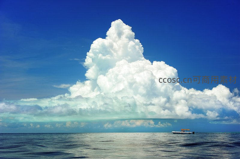 碧海孤舟，巨云如山耸立天际