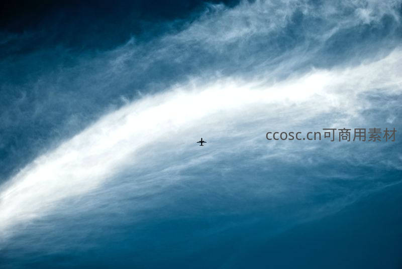孤机穿云，划破蔚蓝长空