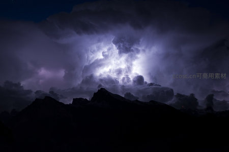 雷暴夜空，闪电撕裂云幕