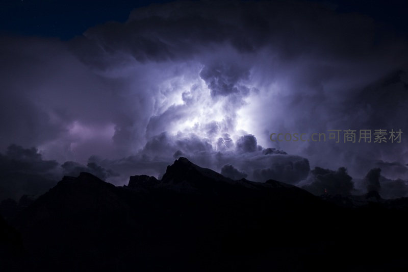 雷暴夜空，闪电撕裂云幕