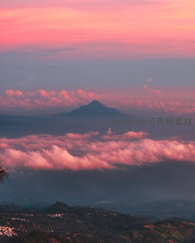 粉红云海之上远山若隐若现