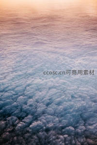渐变云层如海洋，从暖橙到冷蓝