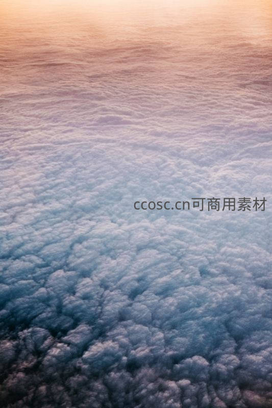 渐变云层如海洋，从暖橙到冷蓝