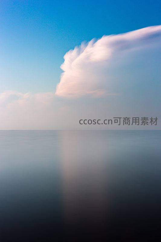 海天一色，孤云倒影静谧如镜