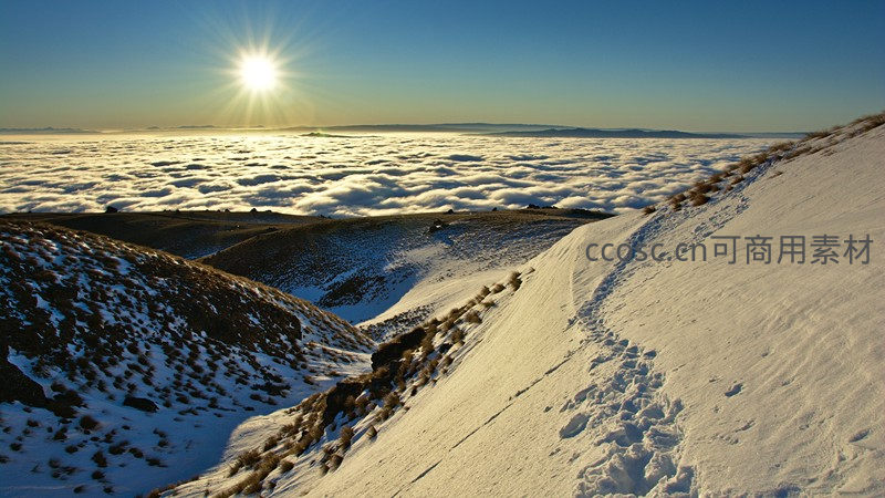 雪坡之上，脚印通向云海日出
